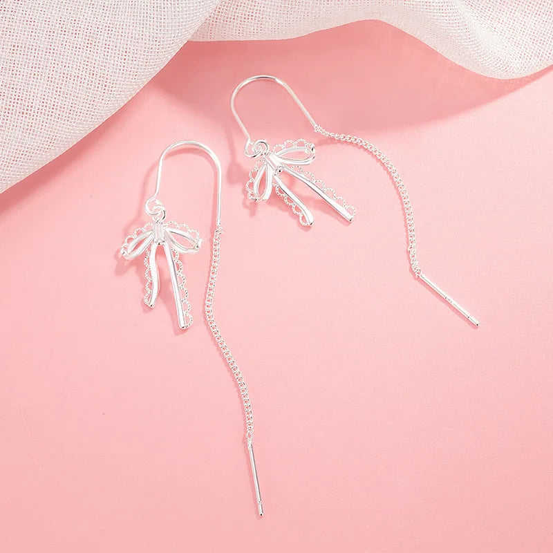 The exquisite fringed earrings are luxurious accessories for women when they attend formal gatherings or weddings.