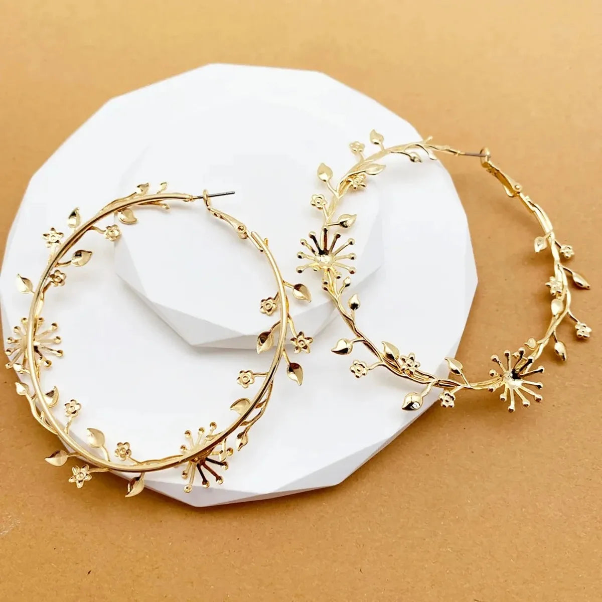 Vintage Exaggerated Leaf Flower Hoop Earrings for Women Girls Gold Color Big Circle Earrings Trend Women's Jewelry Gift